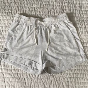 🍋 Lululemon shorts size 6!